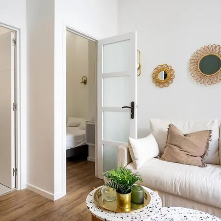 Wehost D4 - La Chic Cour 2 People Near Sea