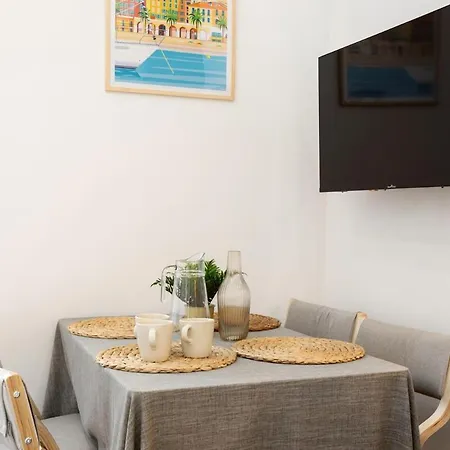 Wehost D4 - La Chic Cour 2 People Near Sea
