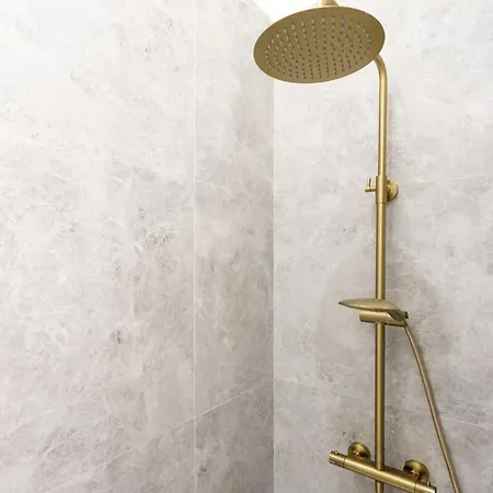 Wehost D4 - La Chic Cour 2 People Near Sea نيس
