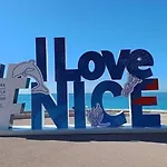 Wehost D4 - La Chic Cour 2 People Near Sea * Nice