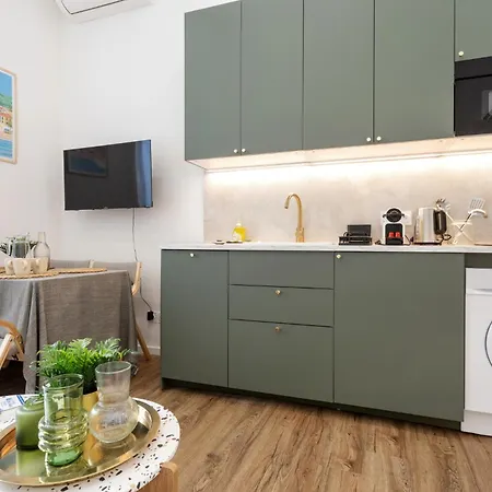 Wehost D4 - La Chic Cour 2 People Near Sea 尼斯