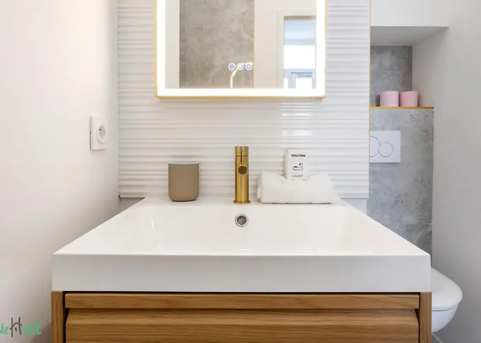 Wehost D4 - La Chic Cour 2 People Near Sea