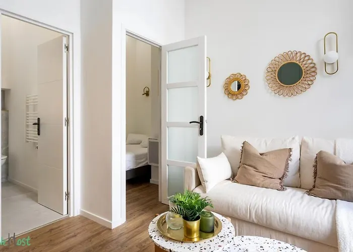 Wehost D4 - La Chic Cour 2 People Near Sea