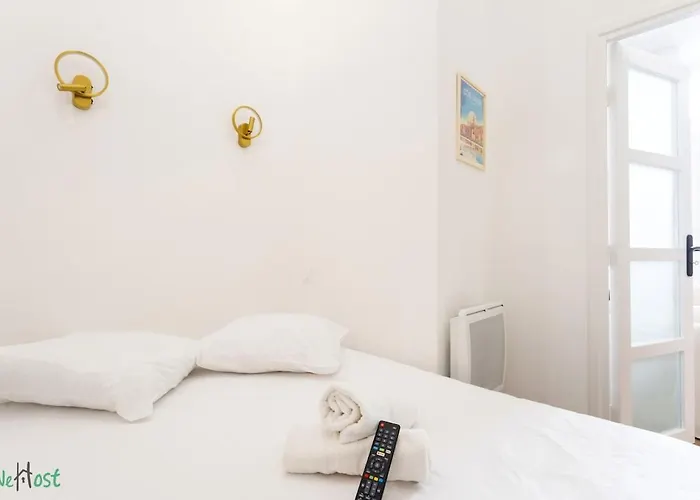 Wehost D4 - La Chic Cour 2 People Near Sea * Nice