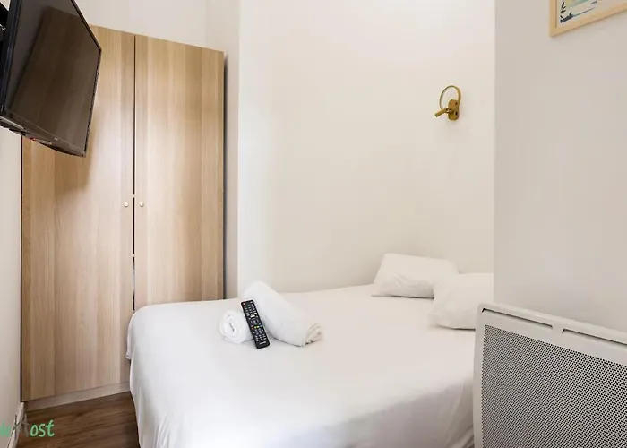 Wehost D4 - La Chic Cour 2 People Near Sea