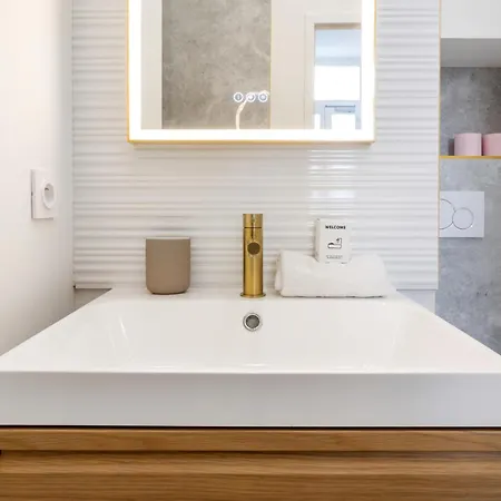 Wehost D4 - La Chic Cour 2 People Near Sea