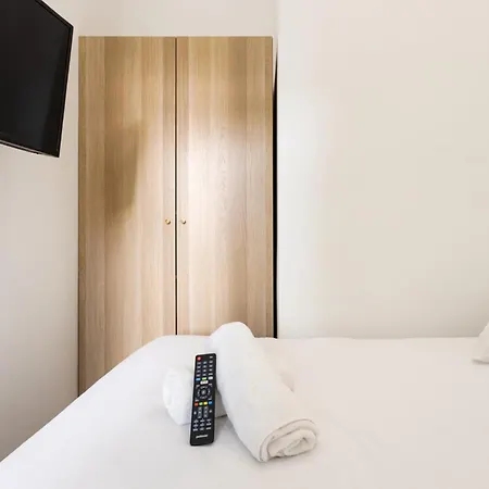 Wehost D4 - La Chic Cour 2 People Near Sea * Nice