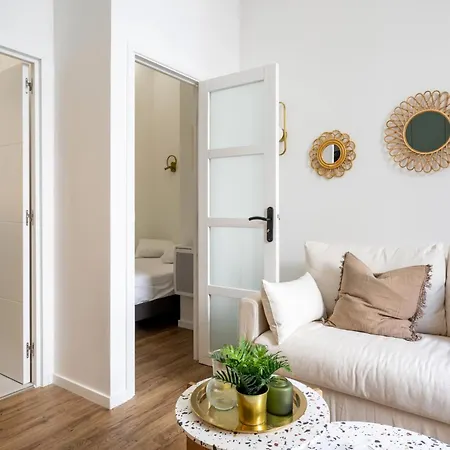 Wehost D4 - La Chic Cour 2 People Near Sea